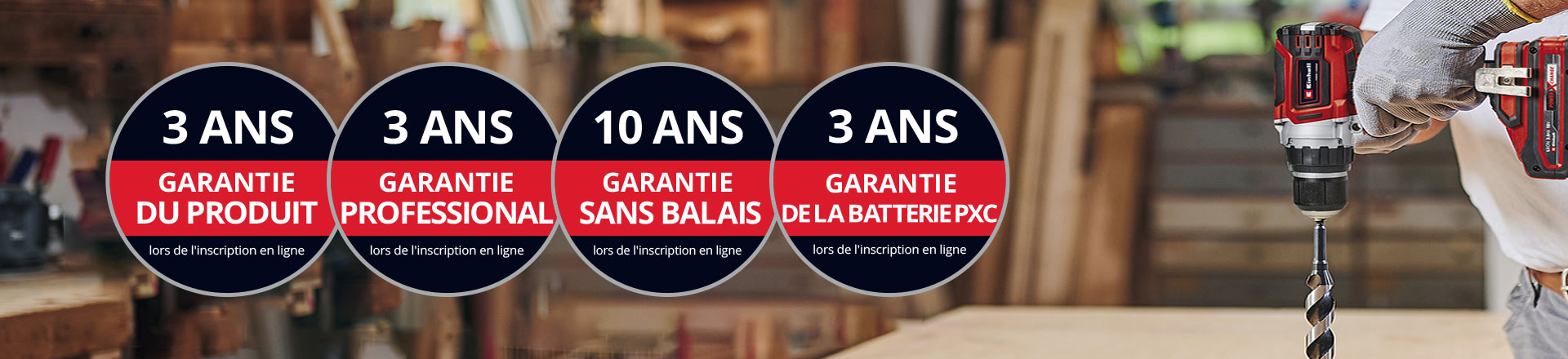 « Vous pouvez voir ici un homme dans un atelier utilisant une perceuse Einhell. De plus, les icônes représentant les différents types de prolongation de garantie ont été ajoutées à l’image. Les prolongations de garantie possibles sont les suivantes : “Garantie produit”, “Garantie professionnelle”, “Garantie moteur sans balais” et “Garantie batterie”. »