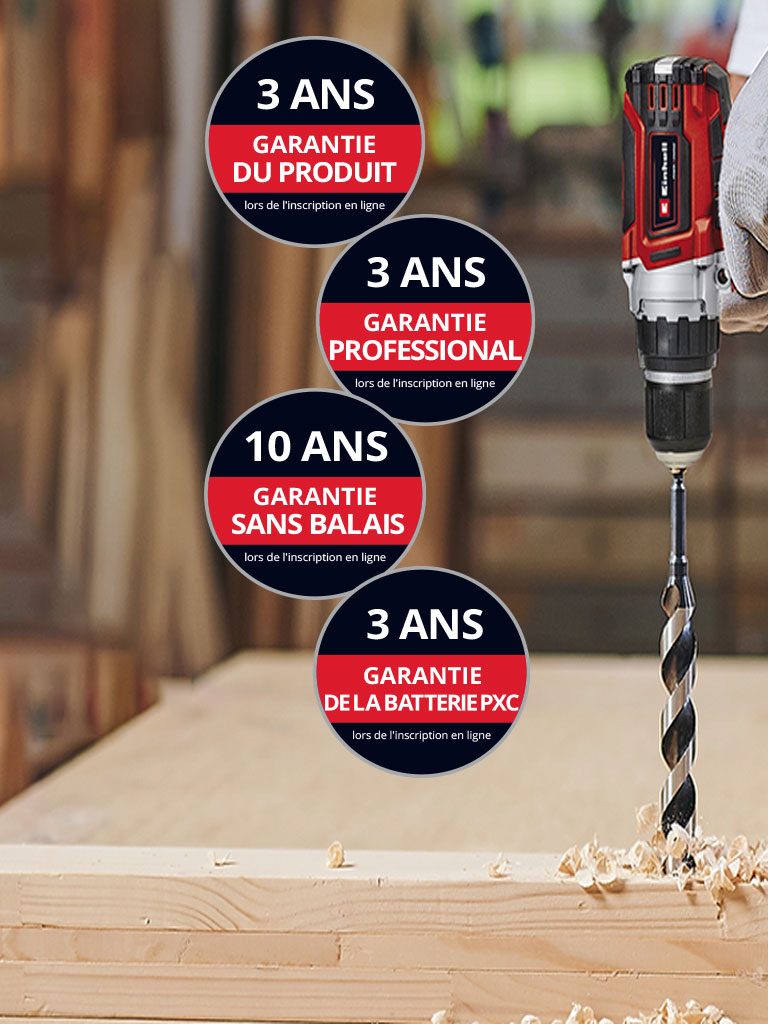 « Vous pouvez voir ici un homme dans un atelier utilisant une perceuse Einhell. De plus, les icônes représentant les différents types de prolongation de garantie ont été ajoutées à l’image. Les prolongations de garantie possibles sont les suivantes : “Garantie produit”, “Garantie professionnelle”, “Garantie moteur sans balais” et “Garantie batterie”. »