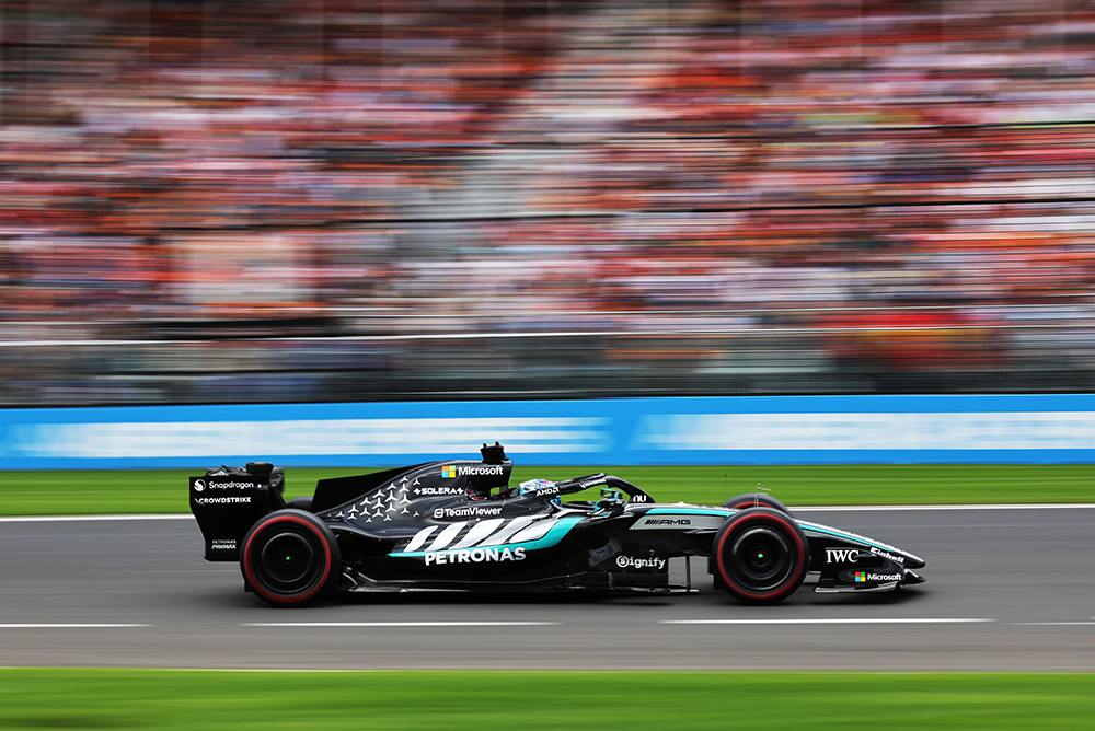 Voiture de Formule 1 roulant sur un circuit pendant une course.