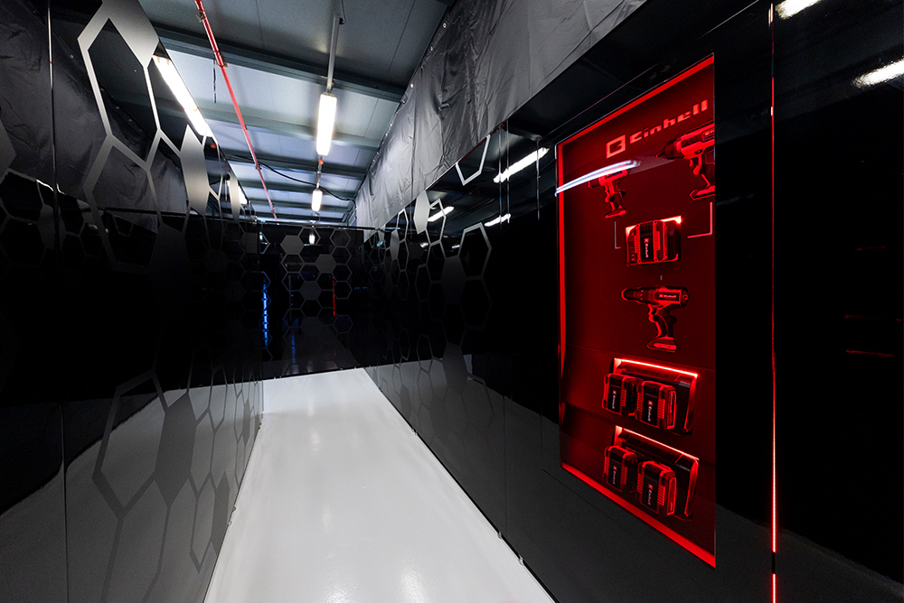 Espace d’exposition moderne avec le logo Einhell dans un bâtiment.