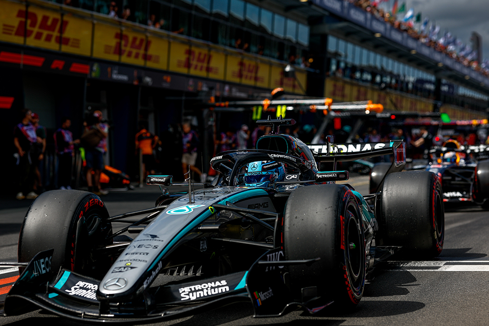 Voiture de Formule 1 dans la voie des stands pendant un week-end de course.